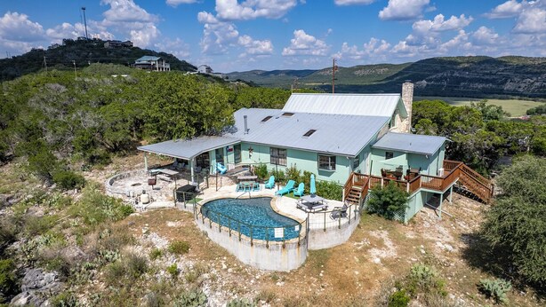 A two-story house with a swimming pool, surrounded by natural landscape. - Spectacular views of the valley with a pool and spacious home (Concan)