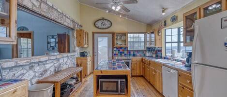 Frigorifero, microonde, forno, piano cottura