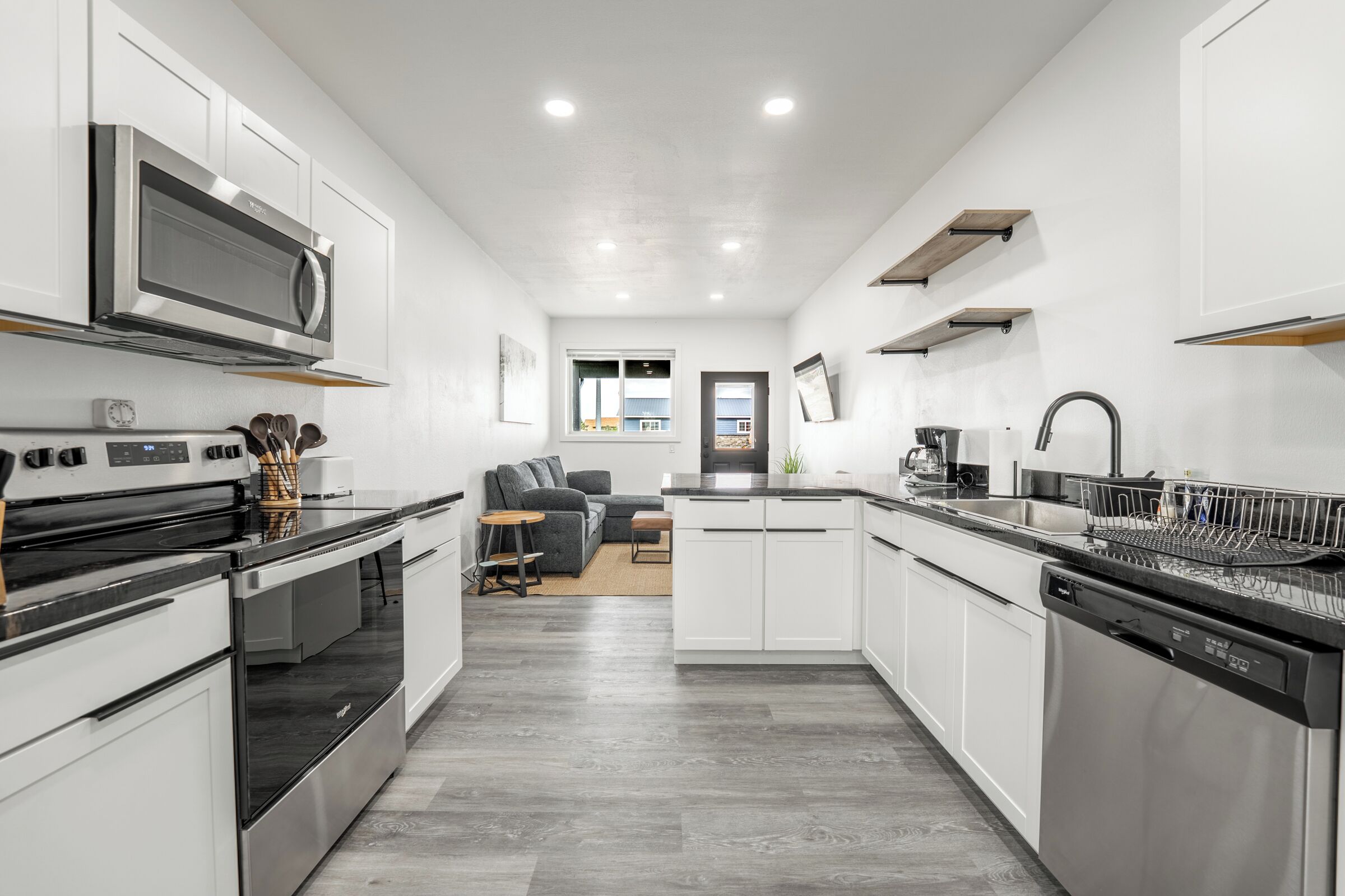 Køleskab, mikrobølgeovn, ovn, kogeplade