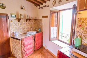 Refrigerador, parrilla de estufa y cafetera y tetera