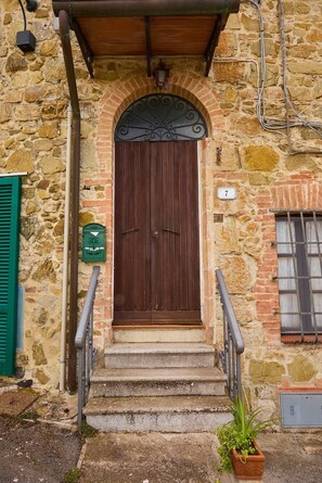 Exterior detail - The Red Woodpecker (Poggio Lodoli)