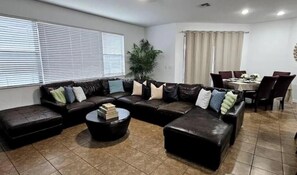 Smart TV, table football - Spacious 5-Bedrooms/4Baths in Providence Golf Community (Davenport)