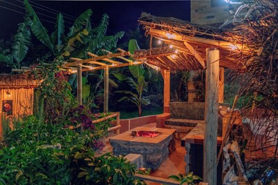 Stone Cottage Retreat/Hot Tub, Forest Trail, Gardens & DIY Breakfast/Embu, Kenya