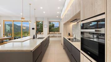 Kylskåp, mikrovågsugn, ugn och spishäll