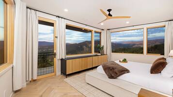 4 sovrum, skrivbord, strykjärn/strykbräda och resesäng