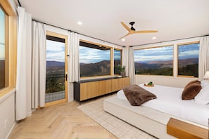 4 Schlafzimmer, Schreibtisch, Bügeleisen/Bügelbrett, Reisekinderbett