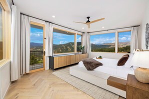 4 soverom, skrivebord, strykejern/-brett og reiseseng for barn