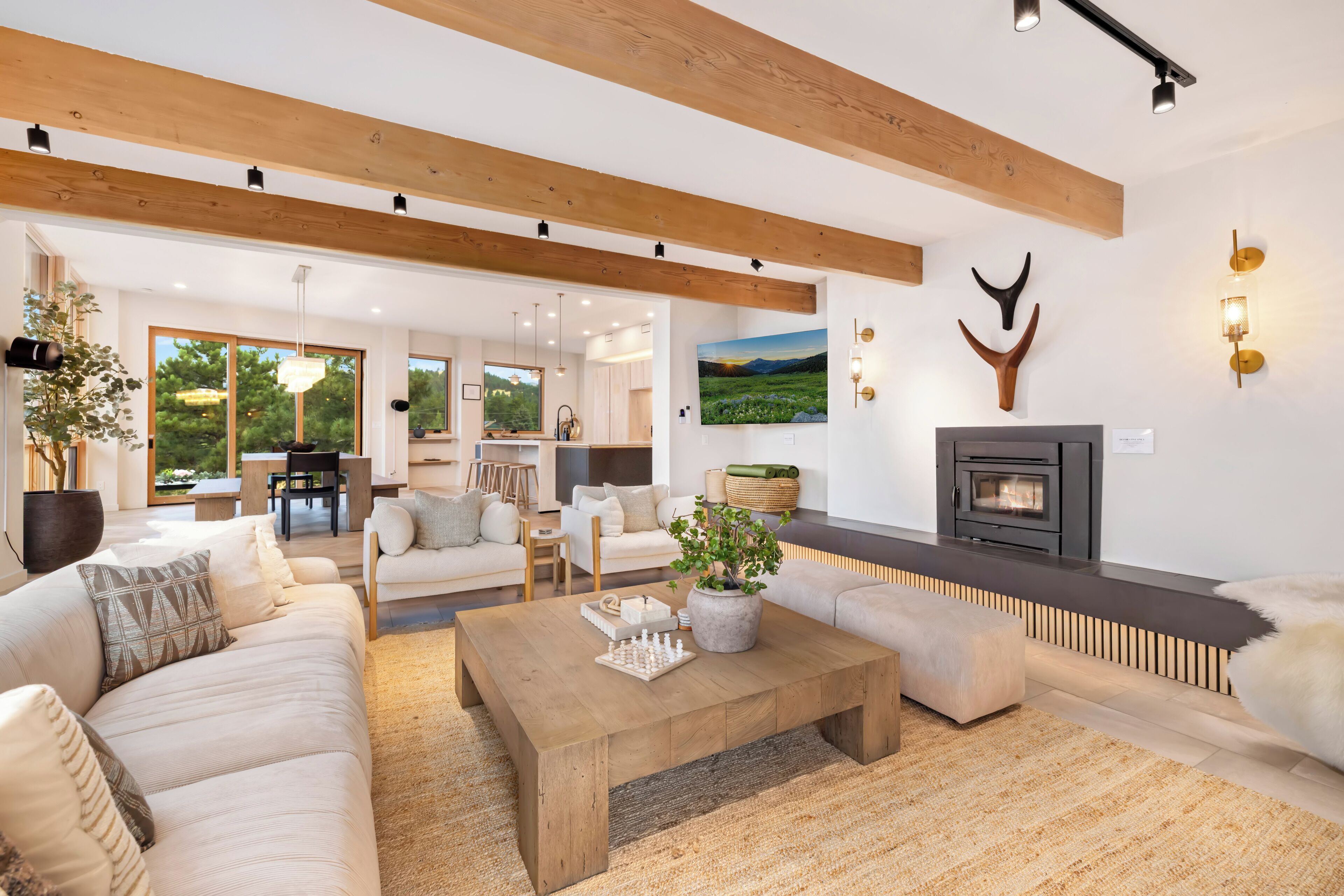 Smart TV, chimenea, futbolito y libros 