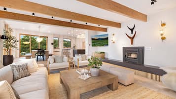 Smart TV, chimenea, futbolito y libros