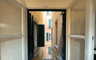 Un corridoio stretto con vista su un edificio.