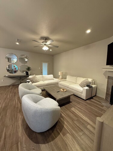 Stylish 3 BR Townhome - Walk to Jones AT&T Stadium & TTU – Perfect for Game Day!