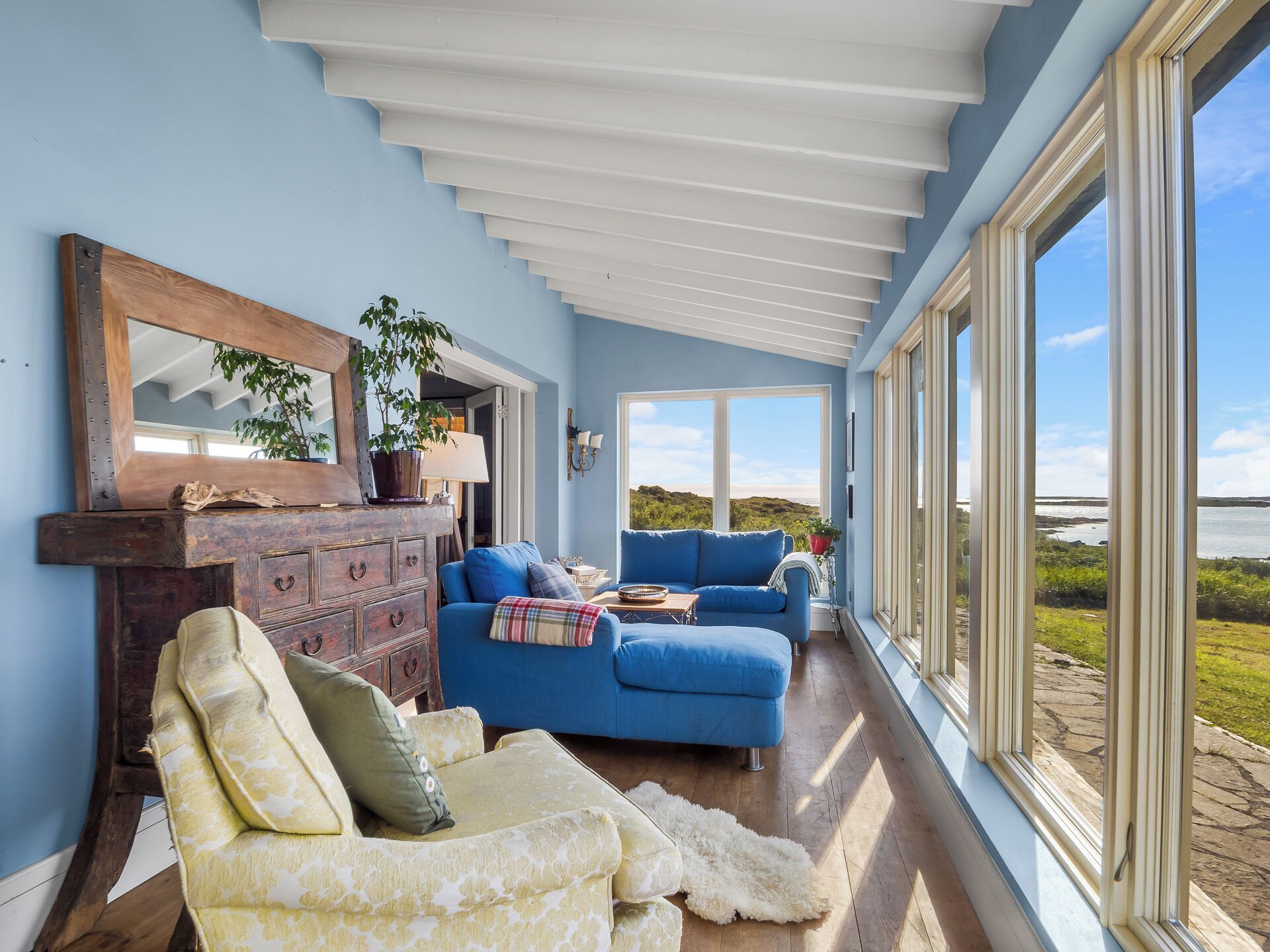 Televisión y chimenea 