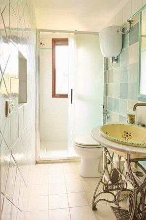 Douche, sèche-cheveux, serviettes fournies, papier toilette