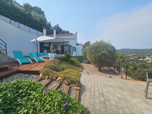 Beautiful vacation home in Calonge with sea views, garage and private pool.