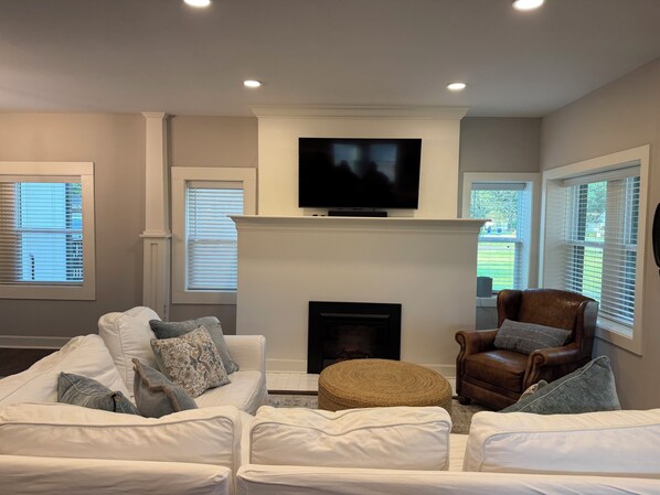 Smart TV, books, stereo