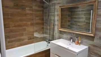 Secadora de cabello, toallas, jabón, papel de baño