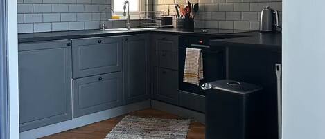 Kühlschrank, Ofen, Wasserkocher mit Kaffee-/Teezubehör, Wasserkocher