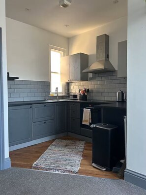 Fridge, oven, coffee/tea maker, electric kettle