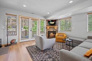 Smart TV, chimenea, futbolito y tenis de mesa