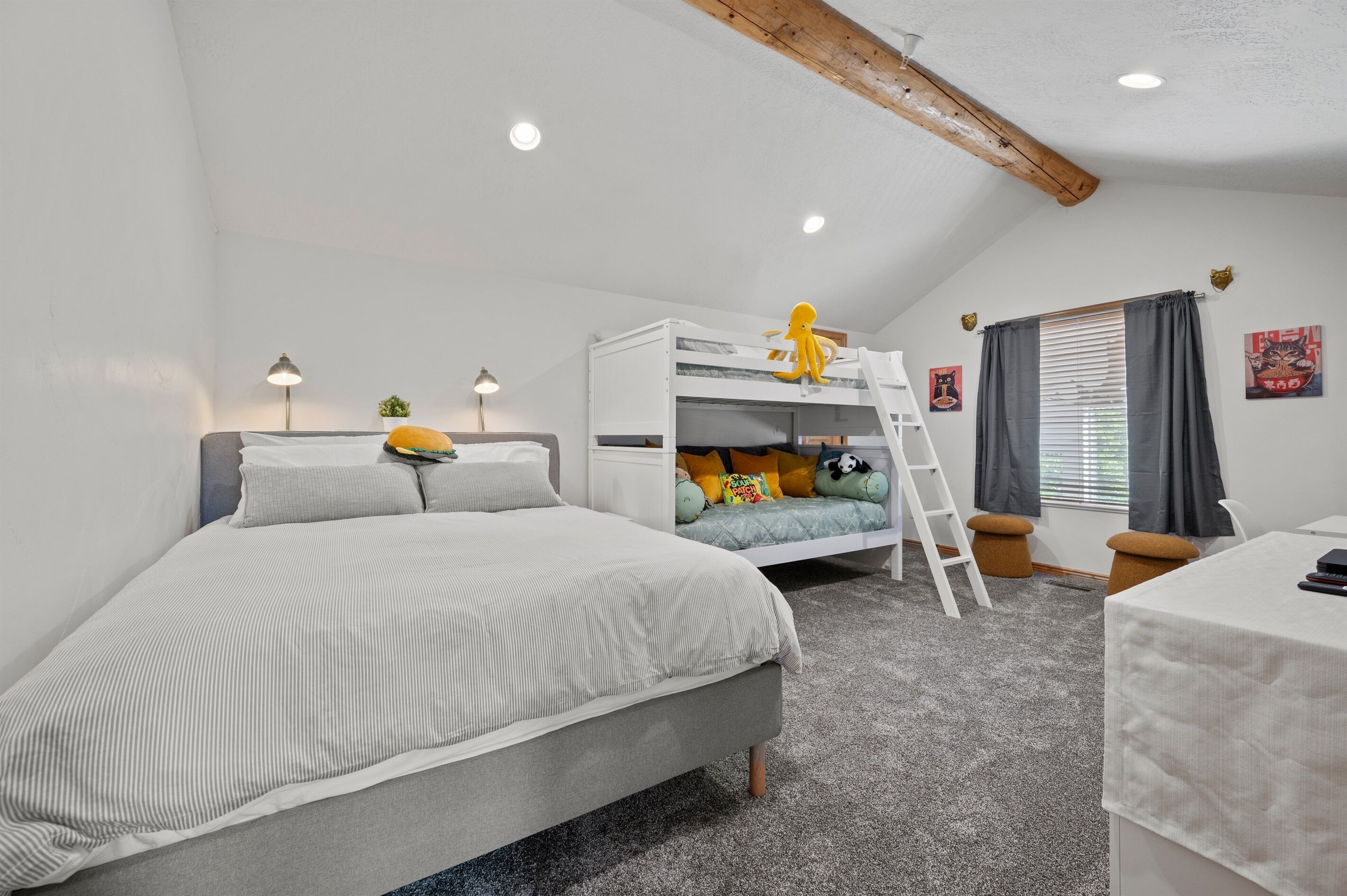 2 habitaciones, escritorio, tabla de planchar con plancha y wifi gratis 