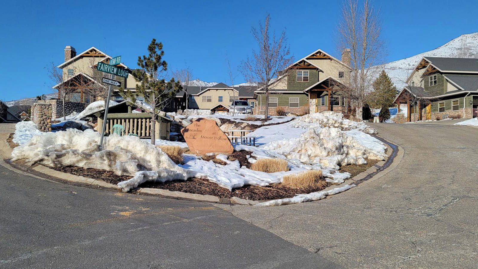 Un quartier résidentiel avec des maisons, un paysage enneigé et un panneau indiquant « Fairview Loop ».