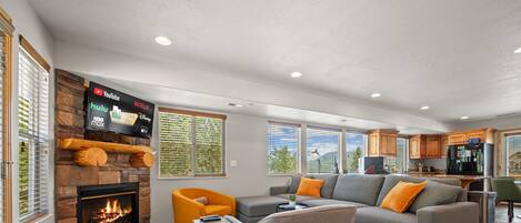 Smart TV, chimenea, futbolito y tenis de mesa