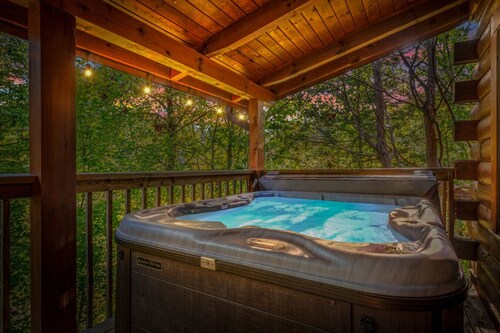 Mountain Memories: 2BR Cabin w/Lake Access*Hot Tub*Game Room*Pets!