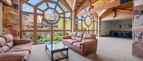 Smart TV, futbolito, mesa de ping pong