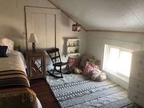 5 bedrooms, iron/ironing board, Internet, bed sheets