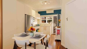 Dining - Cozy home in cental location very close to Swan River-10 mins to Perth City (Applecross)