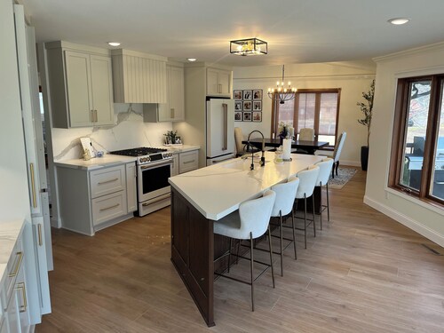 Charming 3-bedroom house in serene Lake Crystal with Chef's kitchen