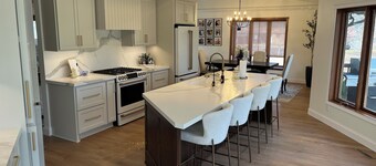 Charming 3-bedroom house in serene Lake Crystal with Chef's kitchen