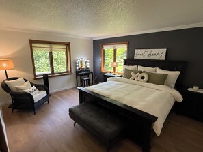 3 bedrooms, free WiFi, bed sheets - Charming 3-bedroom house in serene Lake Crystal with Chef's kitchen (Lake Crystal)