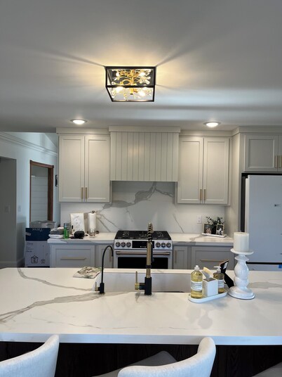 Charming 3-bedroom house in serene Lake Crystal with Chef's kitchen