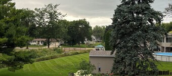 Charming 3-bedroom house in serene Lake Crystal with Chef's kitchen
