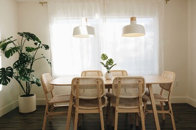 The Soleil House
Modern 3 Bedroom House + King Size Bed