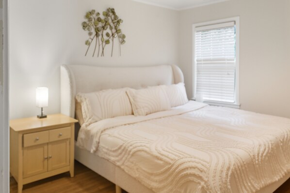 3 bedrooms, iron/ironing board, WiFi, bed sheets