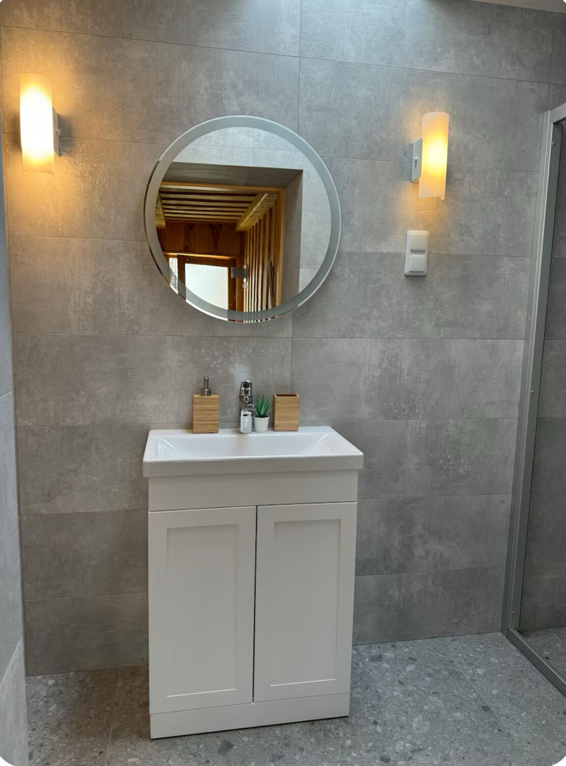 Dusche, Haartrockner, Handtücher, Toilettenpapier