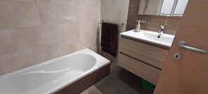 Secador de cabelo, toalhas de banho, papel higiênico 