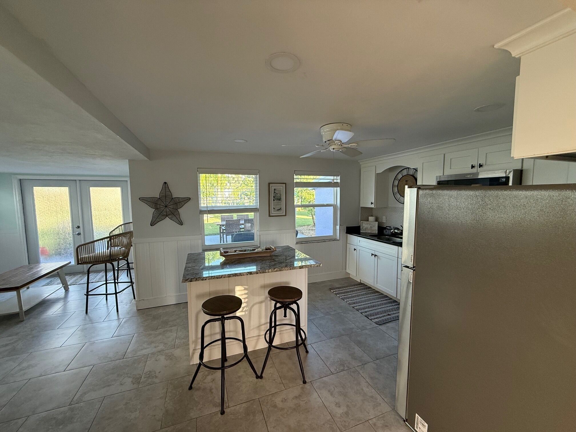 ثلاجة، ميكروويف، فرن، موقد طهي مسطح