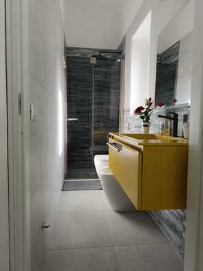 Secador de pelo, bidé, toallas y jabón