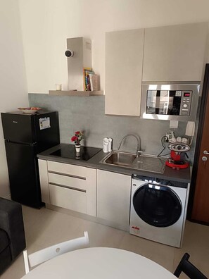 Micro-ondes, four, plaque de cuisson, tables à manger