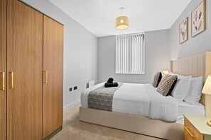 2 bedrooms, desk, WiFi