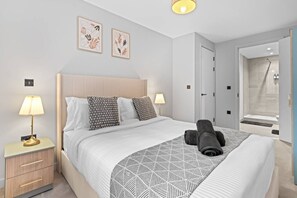 2 bedrooms, desk, WiFi