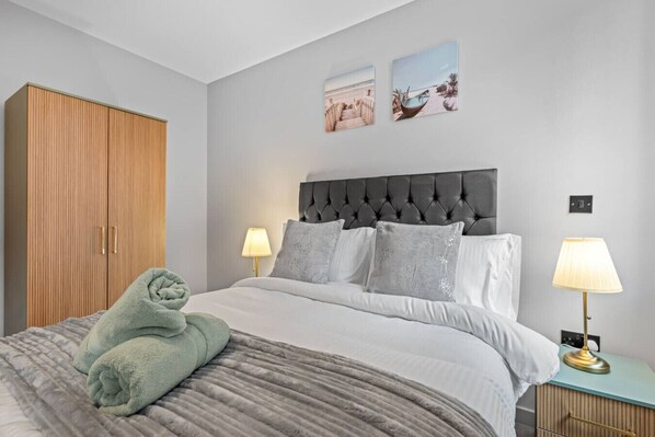 2 bedrooms, desk, WiFi