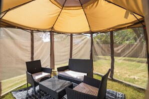 Terrace/patio - Entire Vacation House in Dallas that serves almost all your needs. (Dallas)