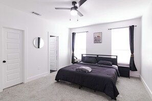 3 bedrooms, iron/ironing board, WiFi - Entire Vacation House in Dallas that serves almost all your needs. (Dallas)