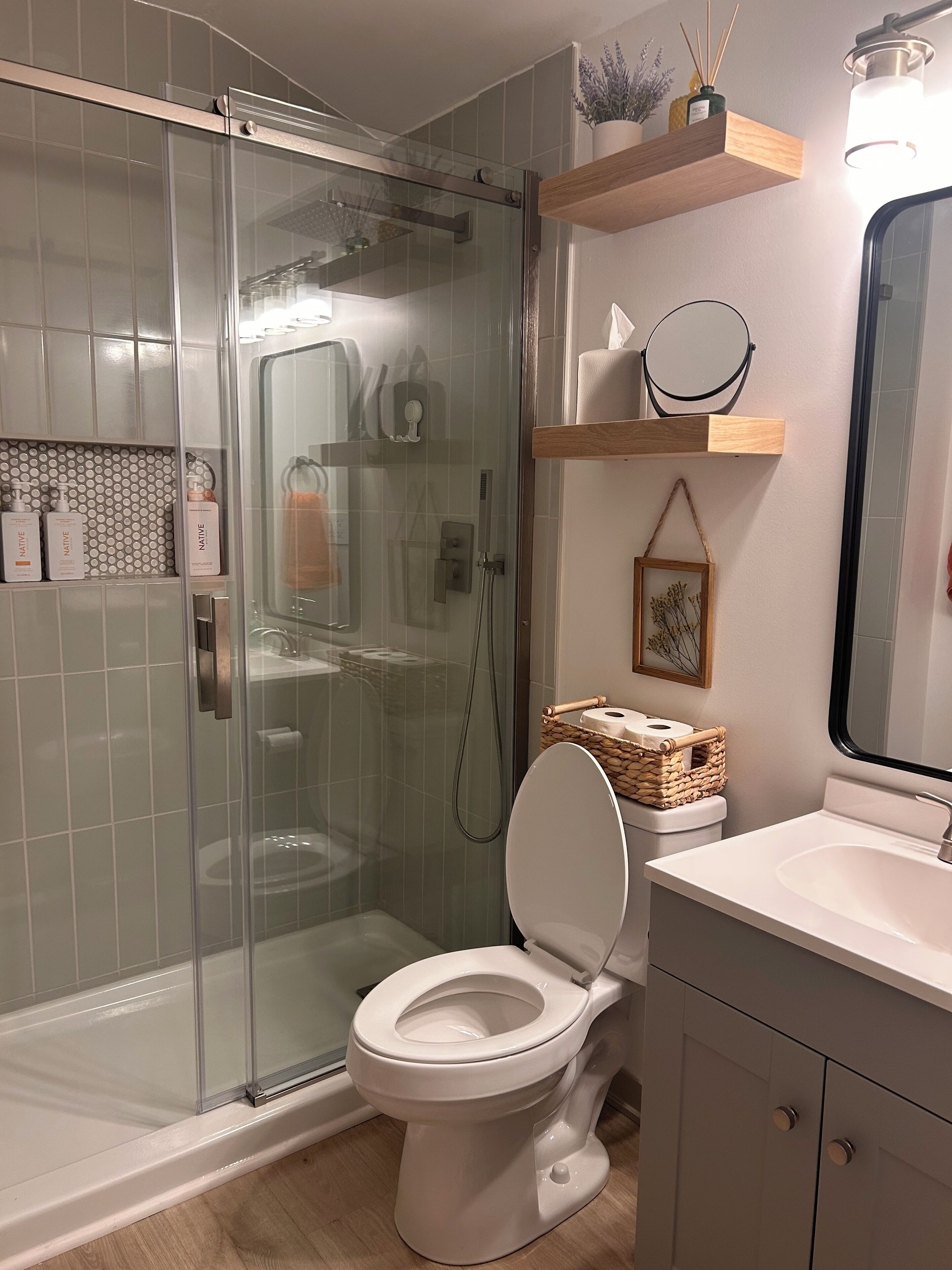 Douche, sèche-cheveux, serviettes fournies, savon