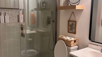 Douche, sèche-cheveux, serviettes fournies, savon