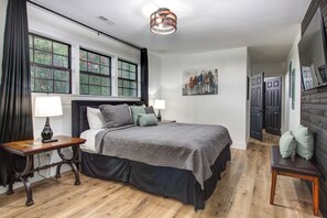 3 室のベッドルーム、デスク、アイロン / アイロン台、WiFi (無料)